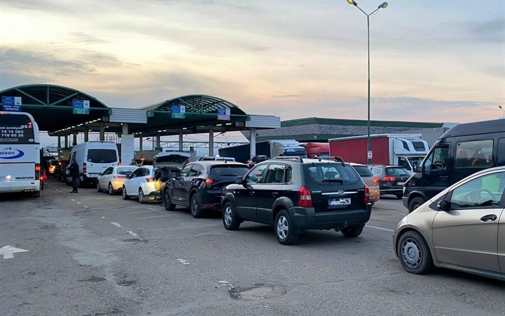 Ситуация на границе: в очередях стоят десятки автомобилей