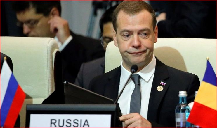 Медведев проснулся после Нового года и пообещал разобраться с США "на языке силы"