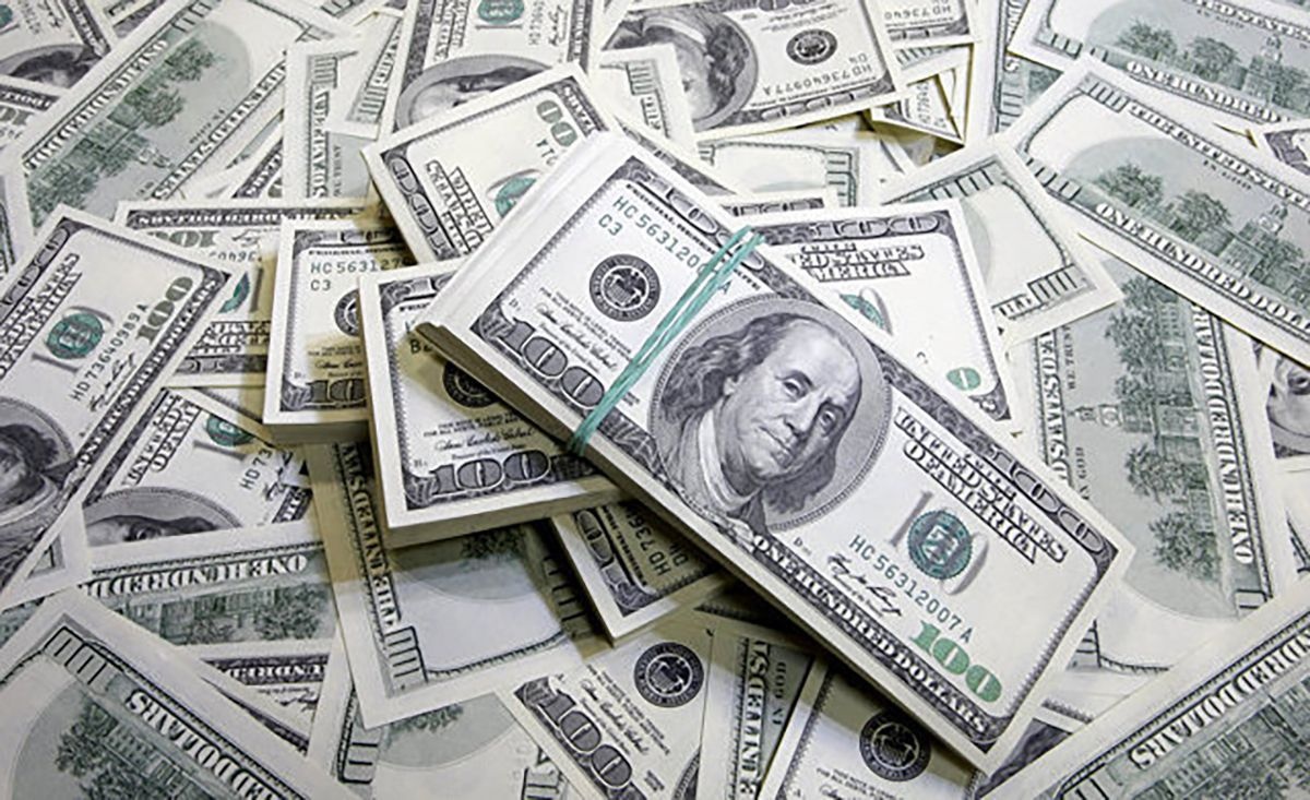 Продать доллары: у украинцев отказываются принимать часть банкнот