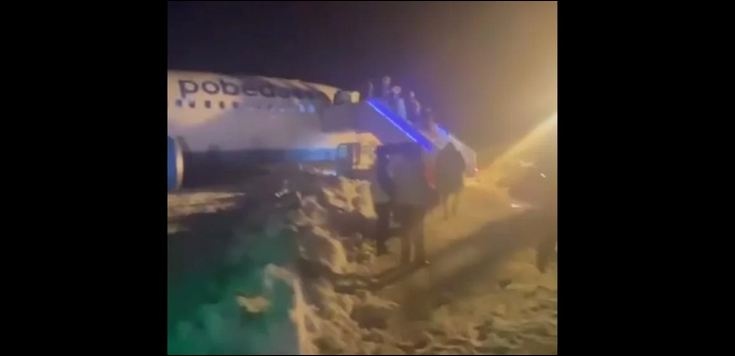 В российской Перми самолет "Победа" застрял в сугробах аэропорта