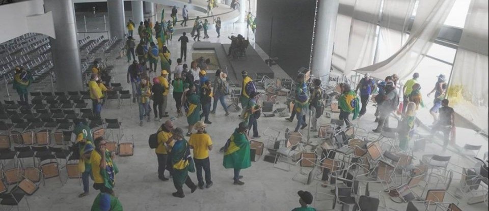 Режим чрезвычайной ситуации в Бразилии: президент намерен наказать протестующих