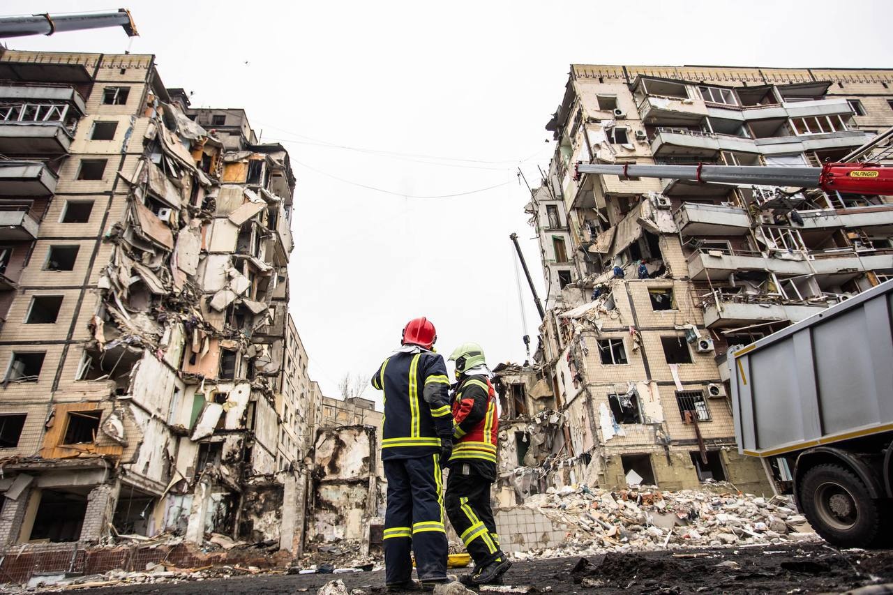 Ракетный удар по Днепру: завалы дома разобрали на 90%, 39 человек спасены