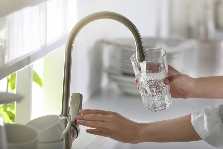 Какую воду обязательно нужно очищать: в Минздраве рассказали, как это сделать в домашних условиях