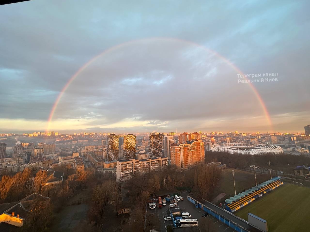 В Киеве запечатлели радугу, что очень необычно для середины зимы