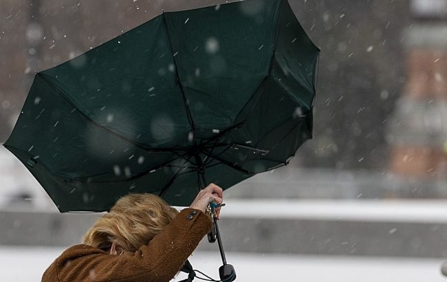 Дождь, снег и сильный ветер: какие регионы Украины накроет непогода