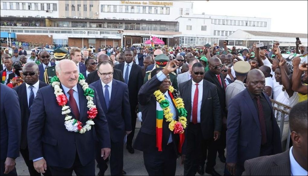 Лукашенко в Зимбабве украсили венком из искусственных цветов