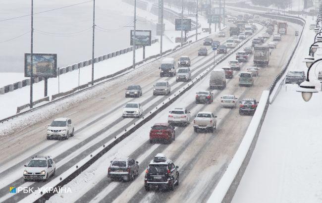 Снег в Киеве: водителей просят не выезжать на авто без необходимости