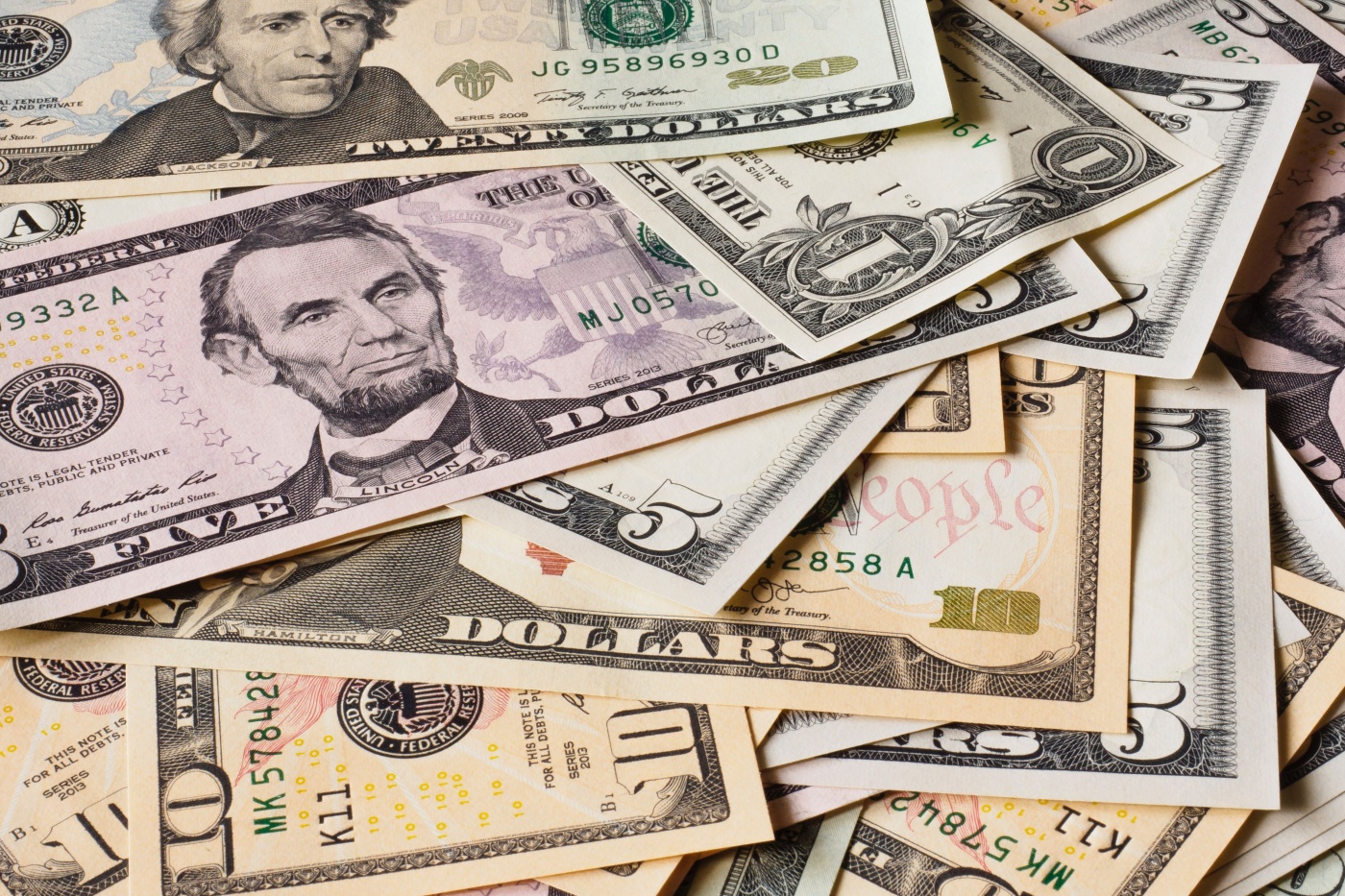 Долар почав дешевшати: скільки коштує валюта у столичних обмінниках