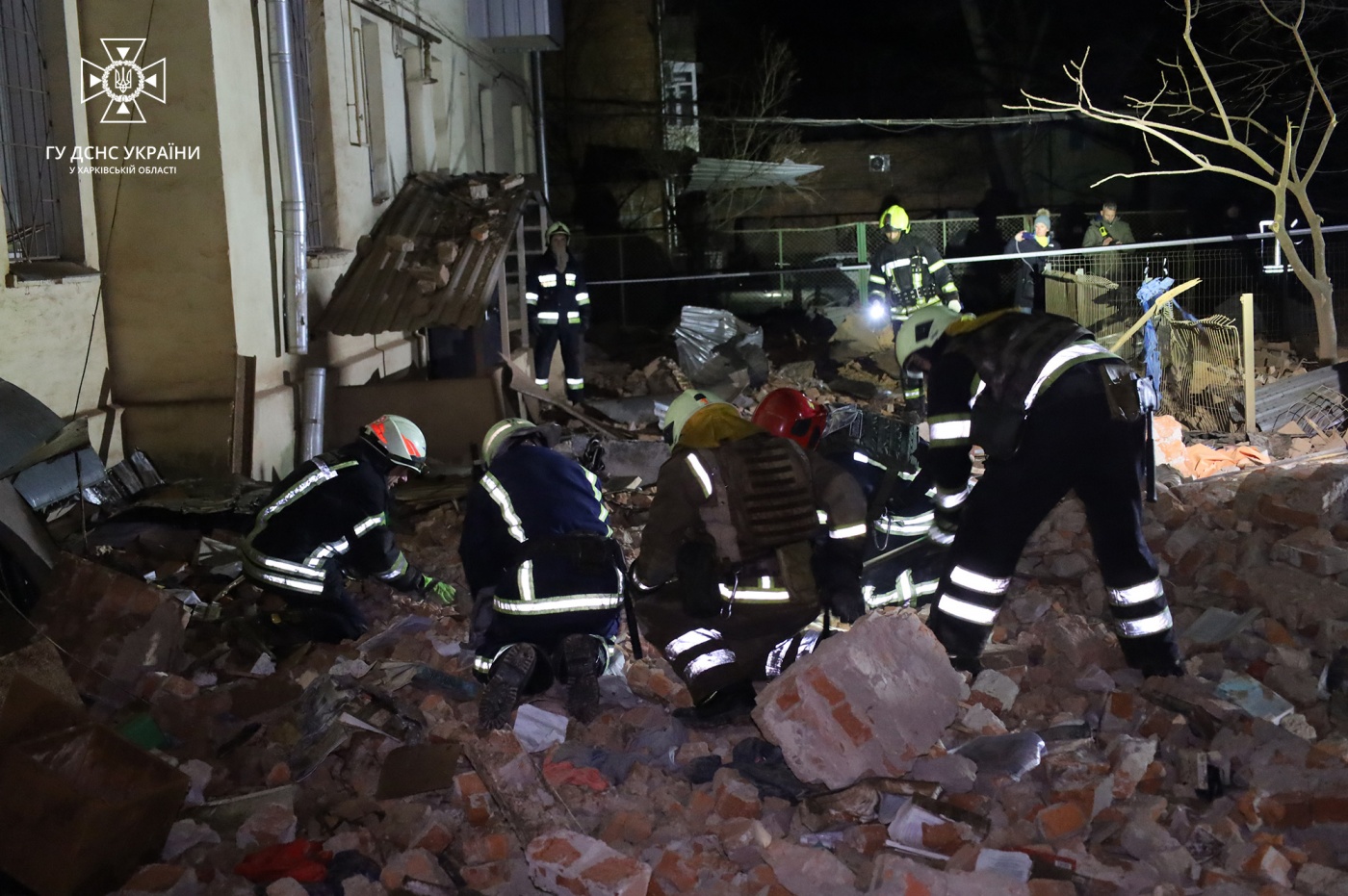 Ракетный удар по дому в Харькове: спасатели рассказали о последствиях