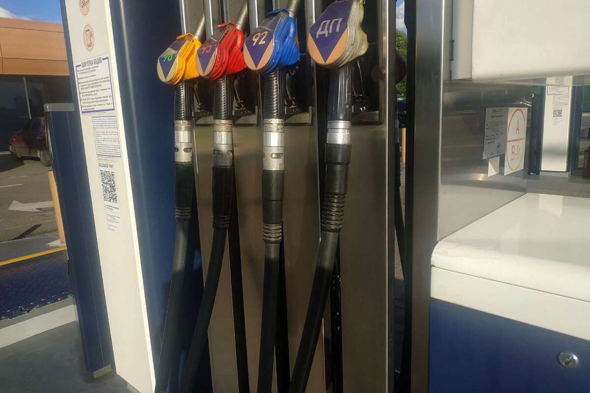 Цены на топливо рухнули: сколько сейчас стоят бензин и дизель