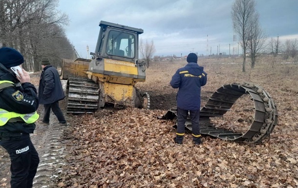 Под Киевом на противотанковой мине подорвался трактор