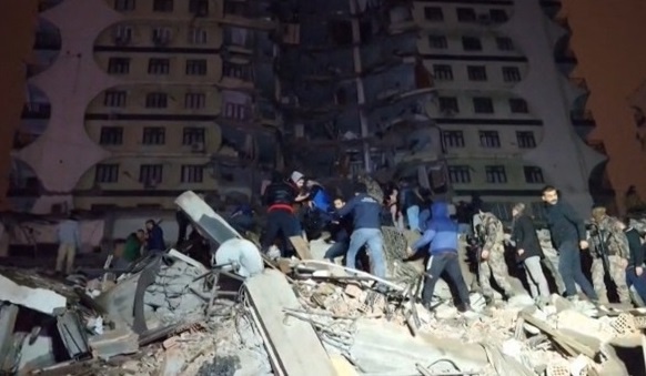 Землетрясение в Турции: сообщают о почти 300 жертвах и более 2 тысячах пострадавших