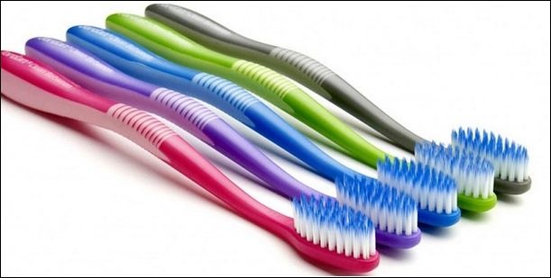 Зачем зубным щеткам придумали разноцветные щетинки
