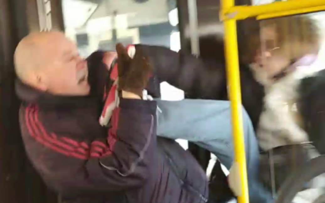Сделал замечание из-за громкой музыки: в киевском автобусе произошла драка