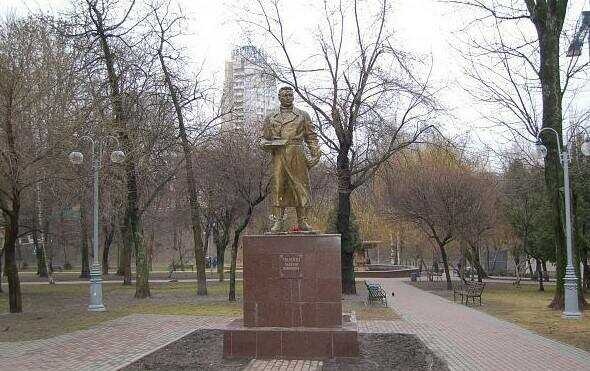 В Киеве снесут еще два памятника советского периода