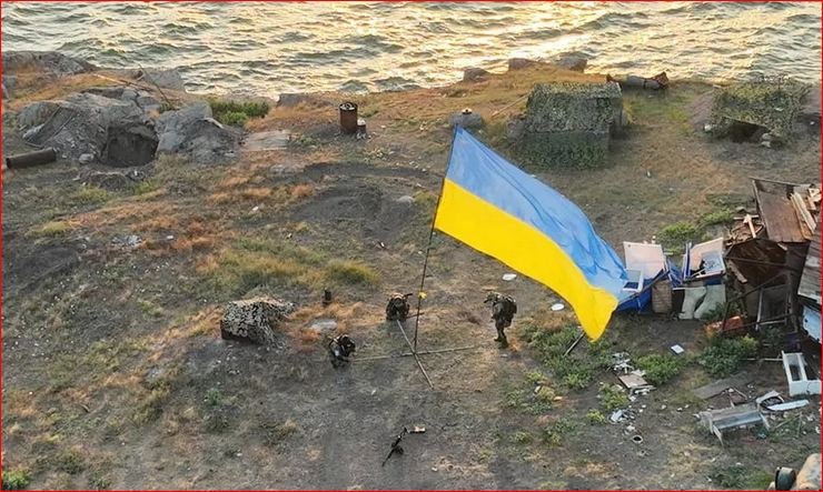 Россия "намекает": в ОК "Юг" объяснили, зачем оккупанты сбросили авиабомбы на остров Змеиный