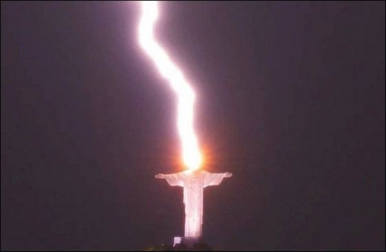 У Бразилії в статую Христа-Спасителя вдарила блискавка після заяви проти України