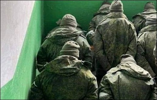 Украинские бойцы под Бахмутом взяли в плен зэков в форме ВСУ