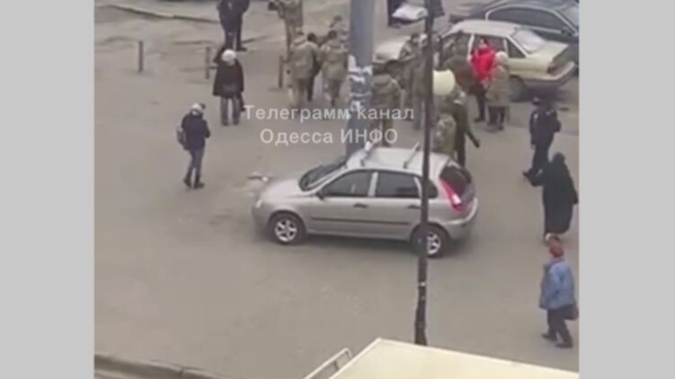 Беспредел по-одесски: появилось видео нового жесткого задержания гражданского военными
