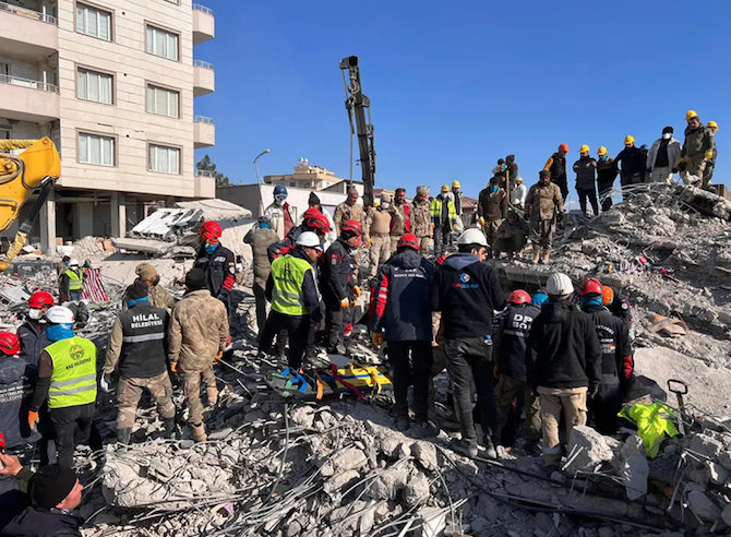 Землетрясения в Турции и Сирии: число жертв продолжает стремительно расти