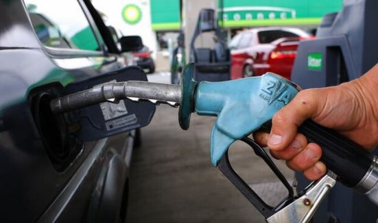 Ціни на пальне поплзли вниз: скільки зараз коштують бензин, дизель та автогаз