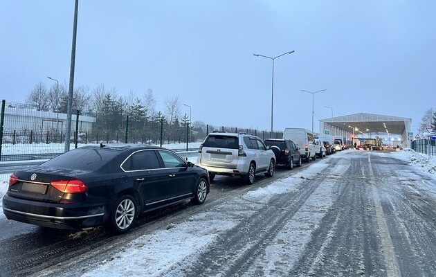 Выезд мужчин за границу: во Львове выдали половину всех разрешений в системе "Шлях"