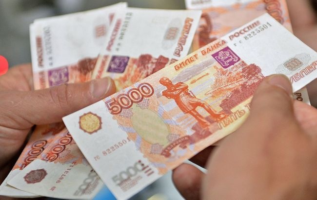 Российский рубль упал до минимума с апреля прошлого года