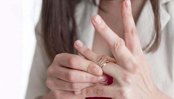 Як у домашніх умовах зняти колечко з набряклого пальця: дієві способи
