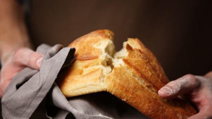 Чому люди похилого віку не дозволяють ламати хліб: що кажуть прикмети