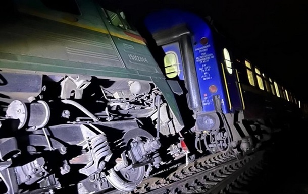 Укрзализныця выясняет, почему сошел с рельс локомотив поезда Киев - Варшава
