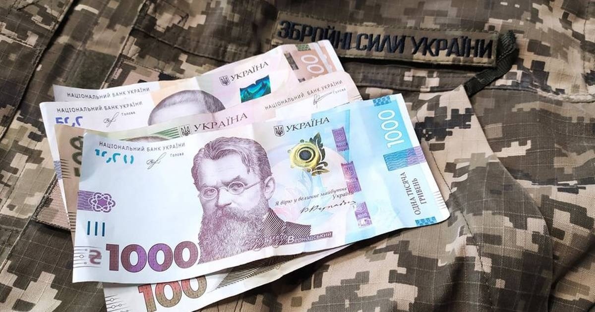 Возврат выплат 30 тысяч гривен всем военным: Зеленский ответил на петицию