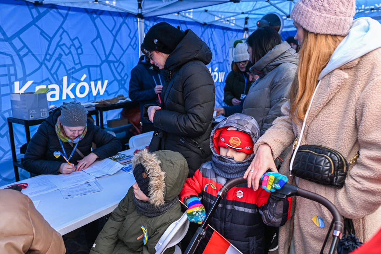 Украинцы хотят вернуться домой: сколько беженцев находится в Европе через год войны