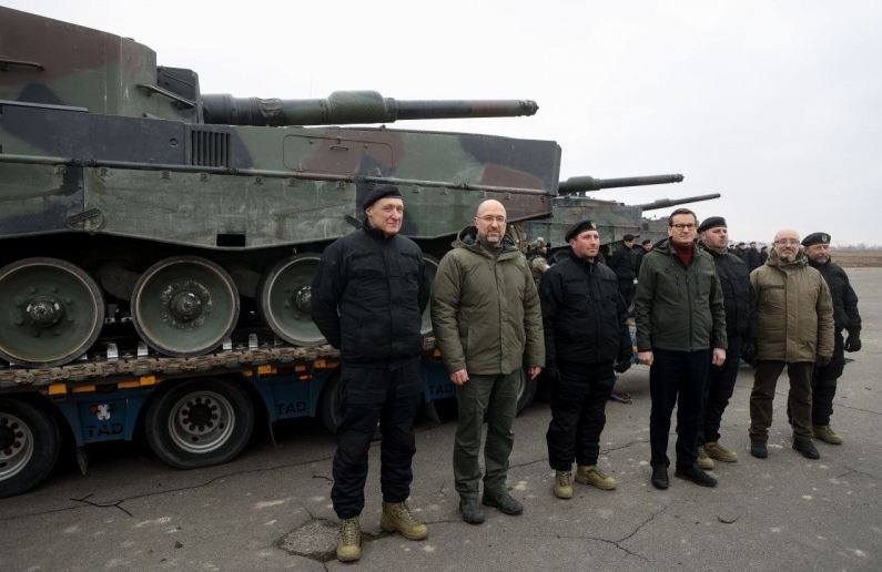 Шмыгаль показал первые танки Leopard 2, которые доставили в Украину