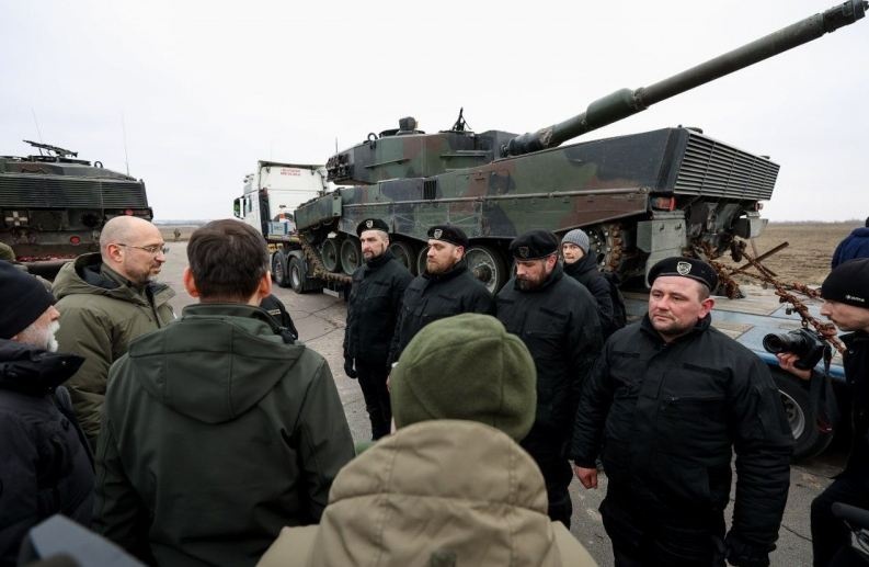 Шмыгаль показал первые танки Leopard 2