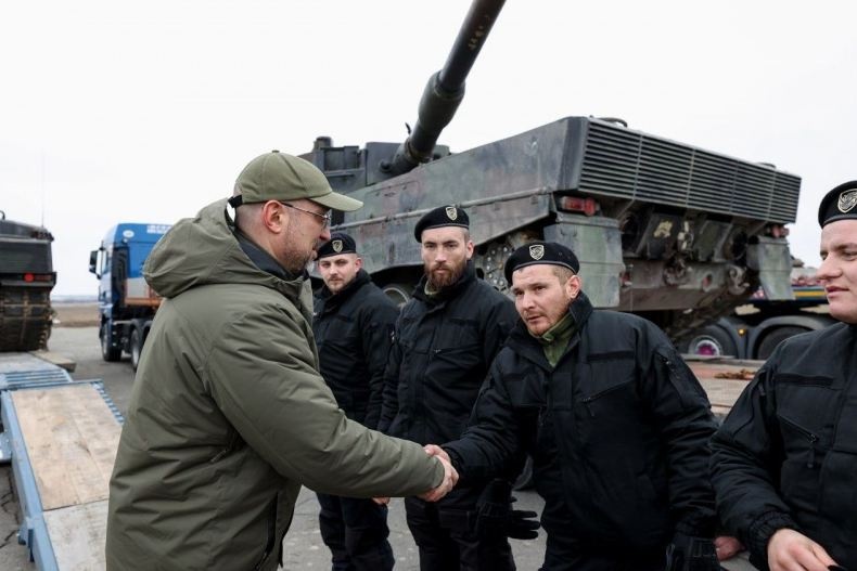 Шмыгаль показал первые танки Leopard 2