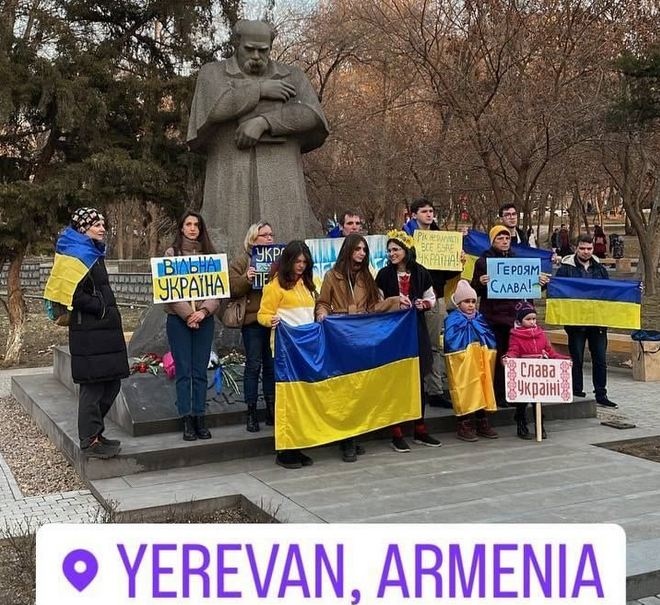 «Прощай, немытая Россия»: в Армении сожгли картонного Путина