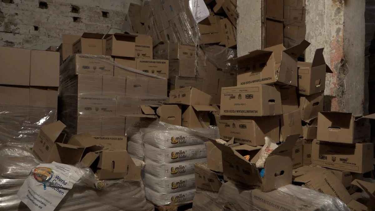 Десятки фур иностранной помощи застряли в Киеве, гуманитарка гниет на складах
