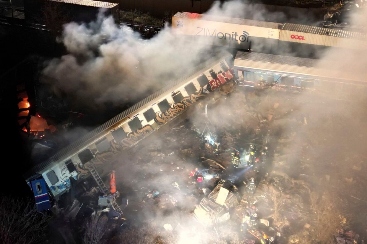 У Греції зіткнулися пасажирський та вантажний потяги, відомо про 16 загиблих
