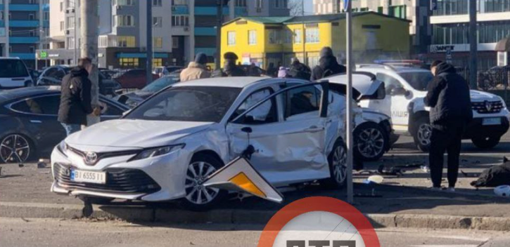 Водіїв довелося "вирізати": у Києві сталася серйозна ДТП із постраждалими