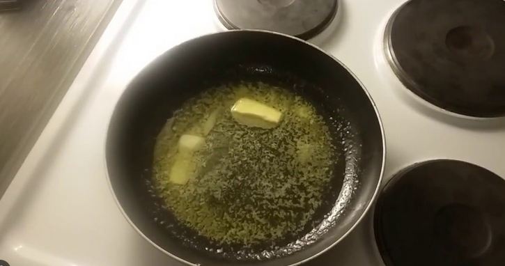 Як змусити масло не стріляти у сковороді: допоможе один інгредієнт