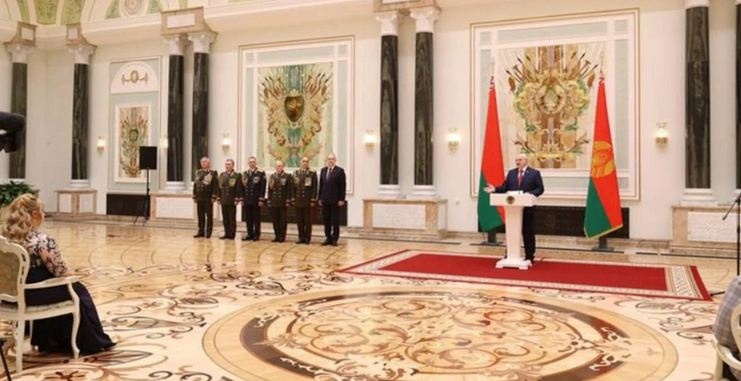 Лукашенко виматюкав силовиків, а потім нагородив