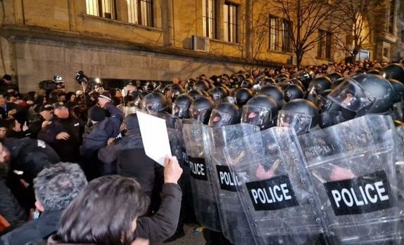 В ход пошли газ и водомет: в Грузии полиция разгоняет протесты против скандального закона