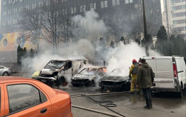 Ракетный обстрел Киева: пострадали три человека, повреждены автомобили и здания