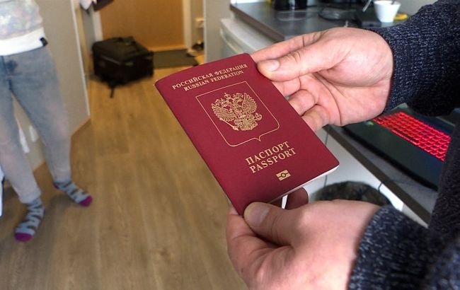 У российских чиновников забирают загранпаспорта, кто этого не сделает, предлагают уволиться - СМИ