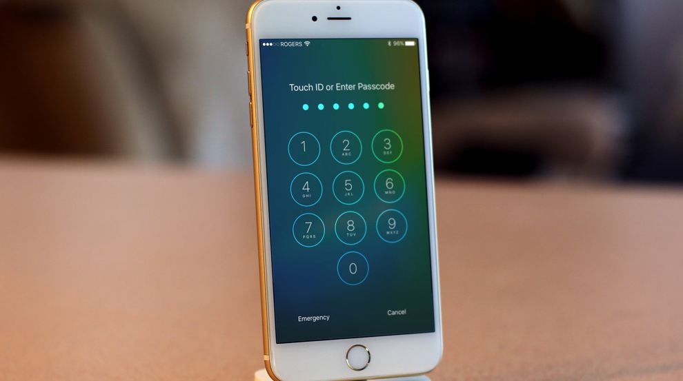 Чим ви ризикуєте при наборі пароля до iPhone у публічному місці: WSJ розповів про новий вид шахрайства
