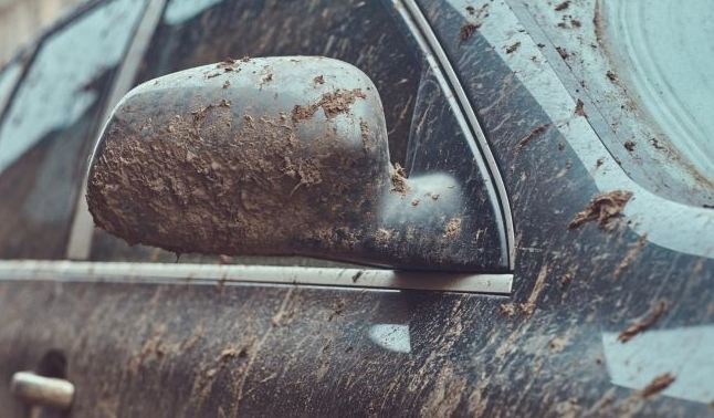 Как вытащить из грязи застрявшую машину: эти способы помогут справиться с проблемой самостоятельно