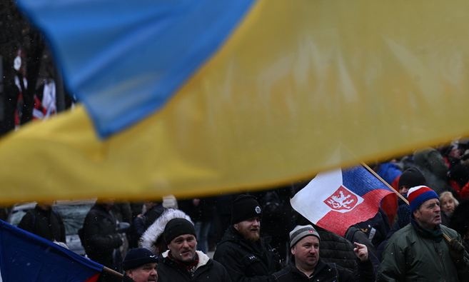 В Чехии протестующие пытались снять флаг Украины с музея
