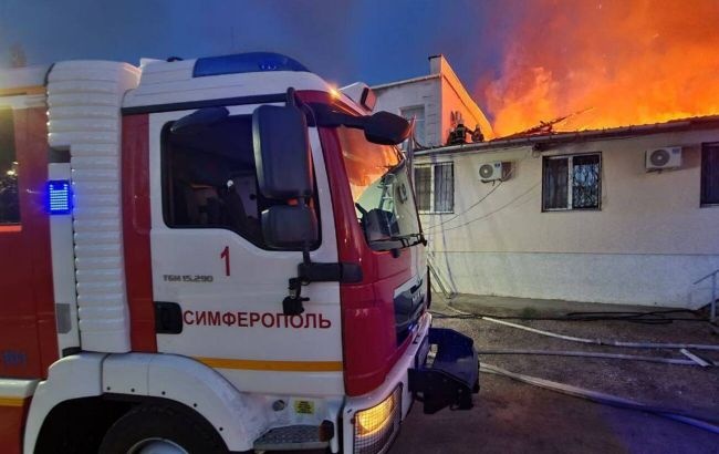 В Симферополе произошел масштабный пожар: огонь охватил крупный склад