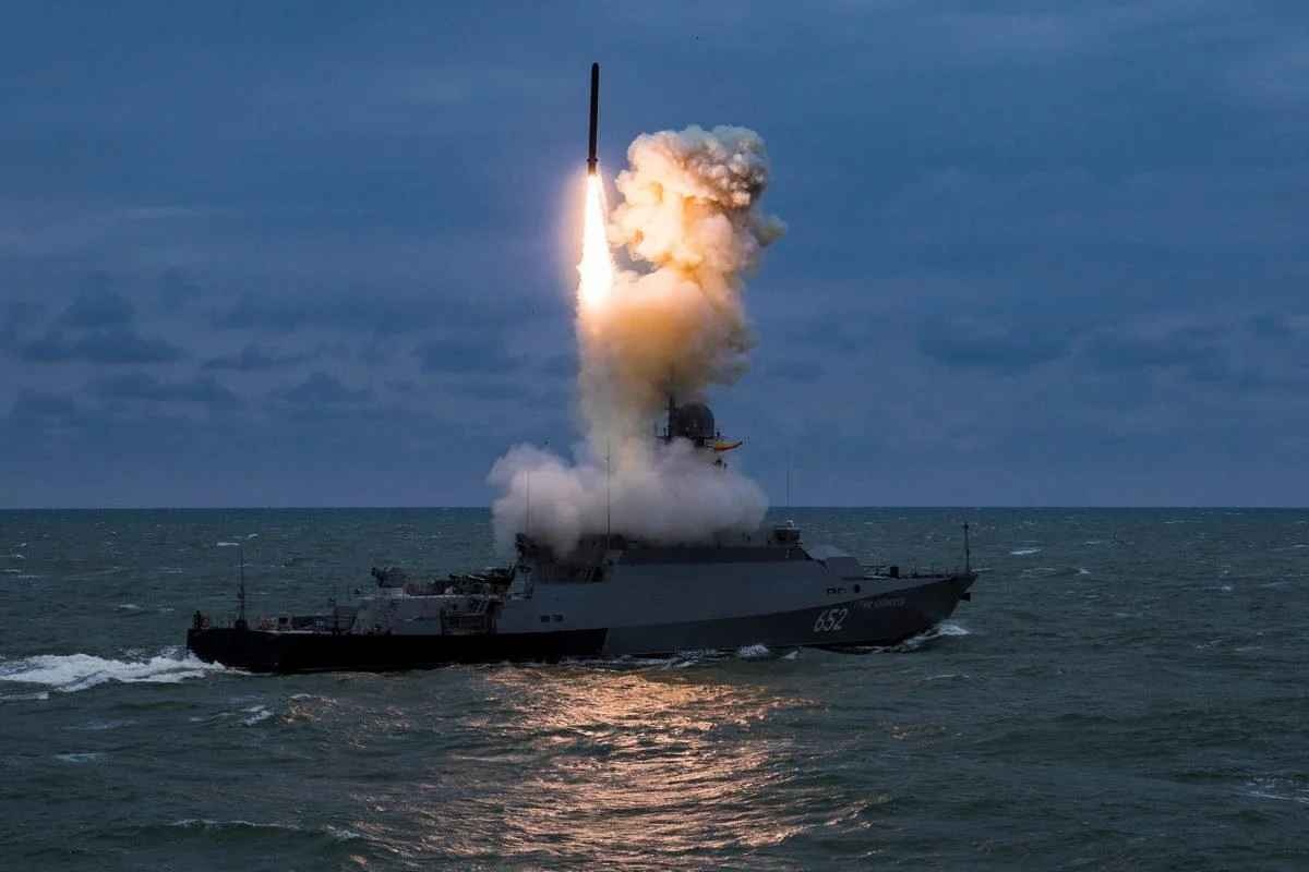 В Черном море количество вражеских ракетоносителей уменьшилось: сколько "Калибров" готовы к запуску