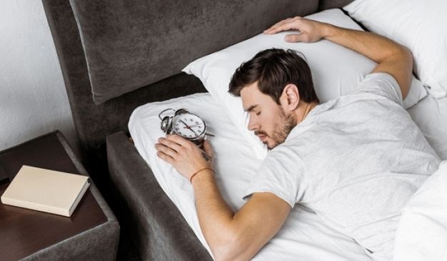 Почему не рекомендуется спать на животе: касается не только женщин
